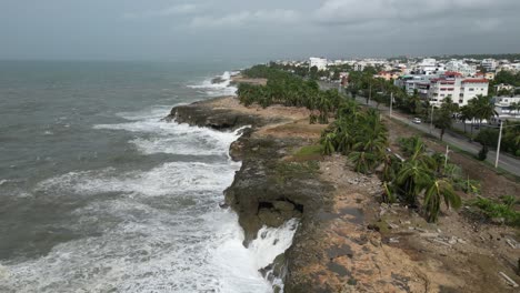 Vista-Panorámica-De-La-Costa-De-Santo-Domingo,-República-Dominicana,-Golpeada-Por-Las-Olas-Rompiendo-Contra-La-Costa-Rocosa-Después-Del-Huracán-Beryl.