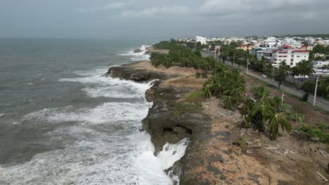 vista panorámica de la república dominicana la costa de santo domingo golpeada por las olas que se estrellan contra la costa rocosa después del huracán beryl