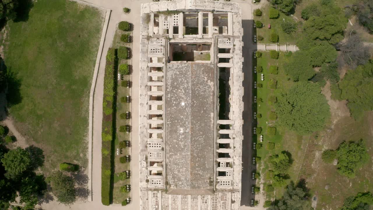 templo de hephaestus atenas, ojo de pájaro de grecia volando revelando tiro en 4k