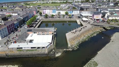 imágenes aéreas de la ciudad costera de aberaeron gales y del puerto interior 4k
