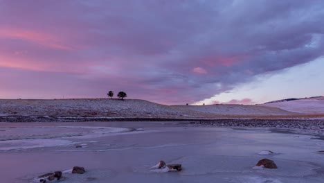 lapso de tiempo de la salida del sol sobre un lago congelado