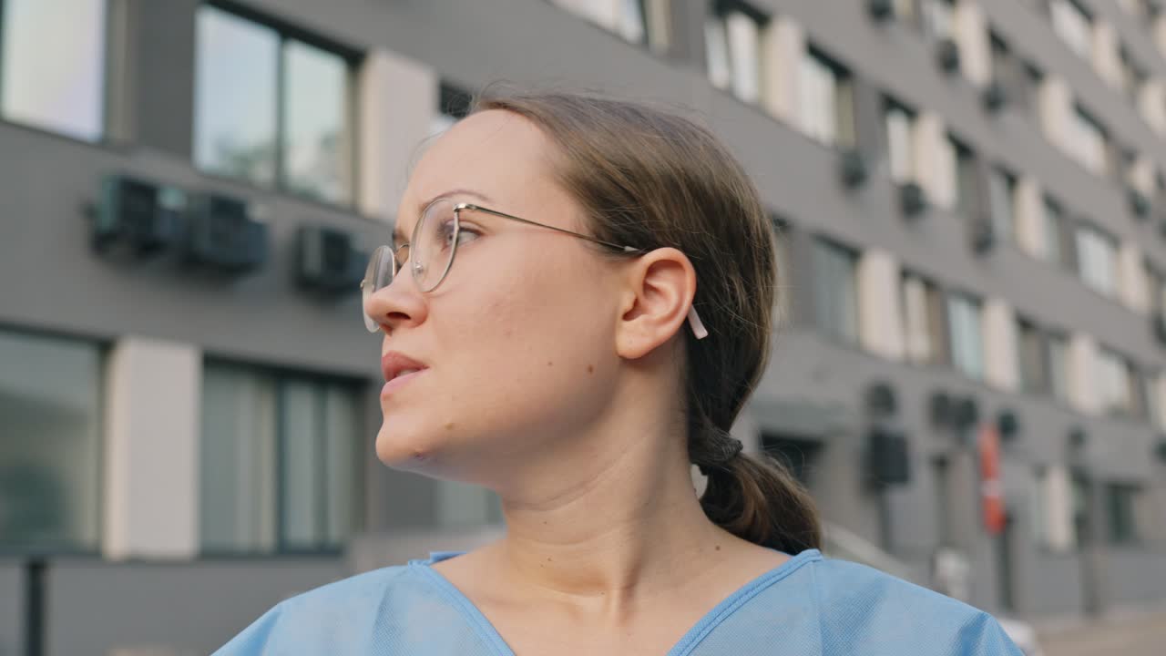 la mujer joven parece ansiosa mientras mira a su alrededor sintiéndose preocupada o preocupada