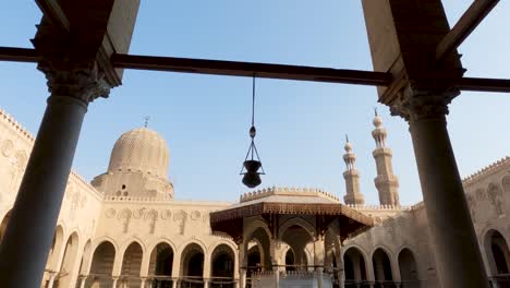 fuente central en el patio de la mezquita del sultán al-mu'ayyad, el cairo en egipto. inclina hacia abajo