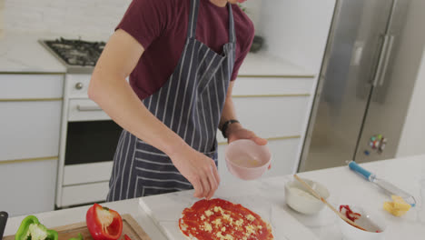 Asiatischer-Männlicher-Teenager-Bereitet-Essen-Zu-Und-Trägt-Schürze-In-Der-Küche