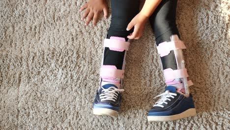 niño con soporte para las piernas