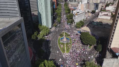 Drohnenaufnahmen-Bieten-Eine-Einzigartige-Perspektive-Auf-Den-Frauentagsmarsch-Auf-Der-Reforma-Avenue