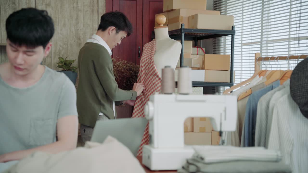 젊은 똑똑한 아시아 lgbti 남성들이 함께 일합니다. 파트너십, 소규모 사업 시작 디자이너, 의류 사업 상점 소유자, 프리랜서 집이나 사무실 스튜디오에서 일, 비즈니스 우정 파트너.