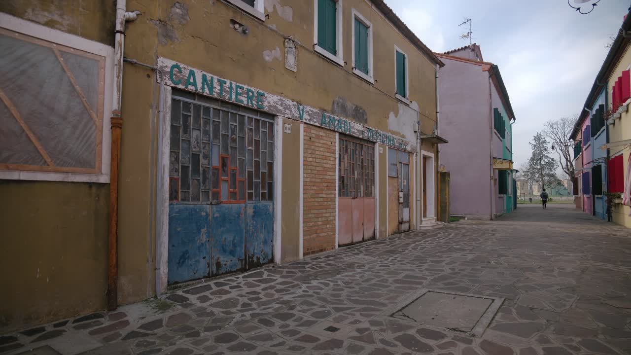 vibrante escena callejera de burano con casas tradicionales