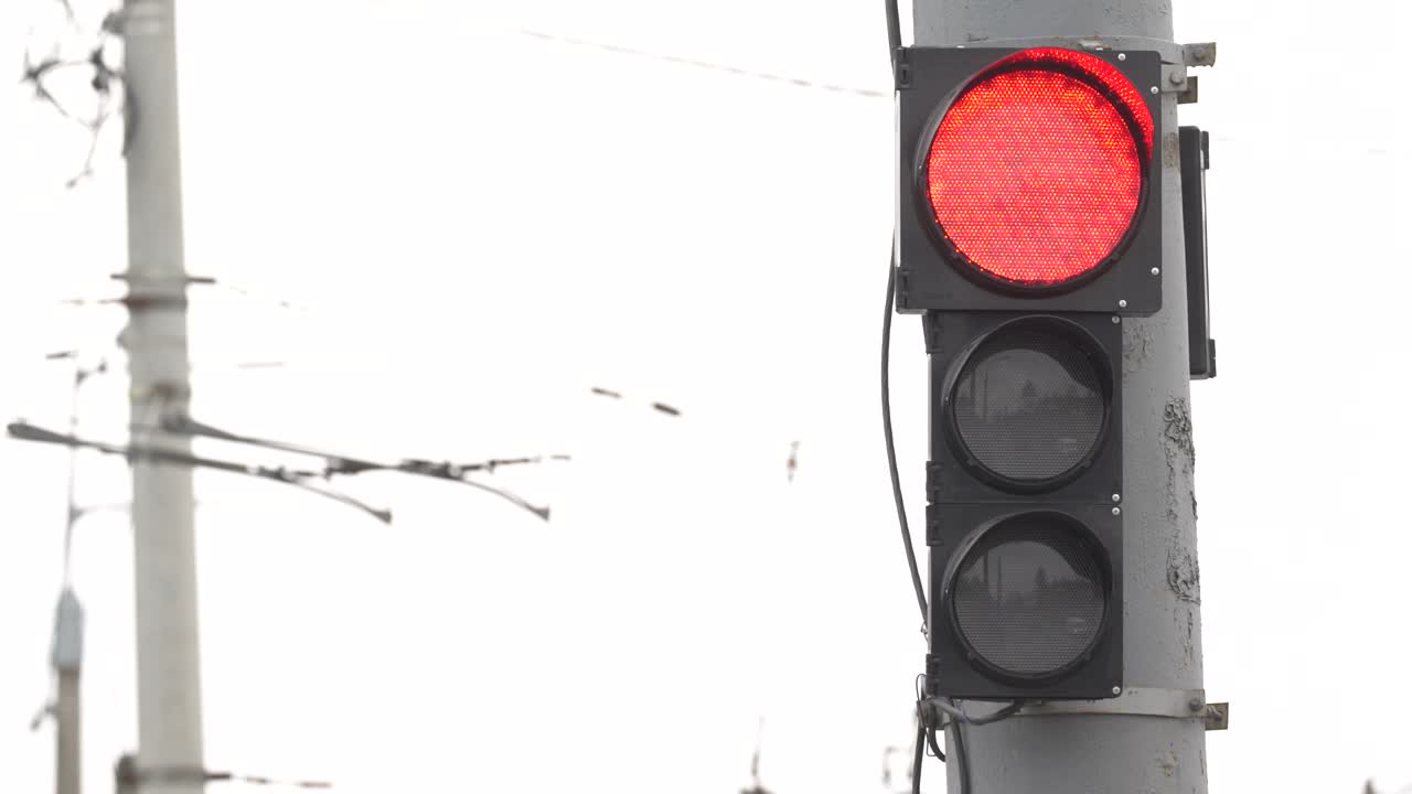 primer plano de un semáforo en la carretera durante el día