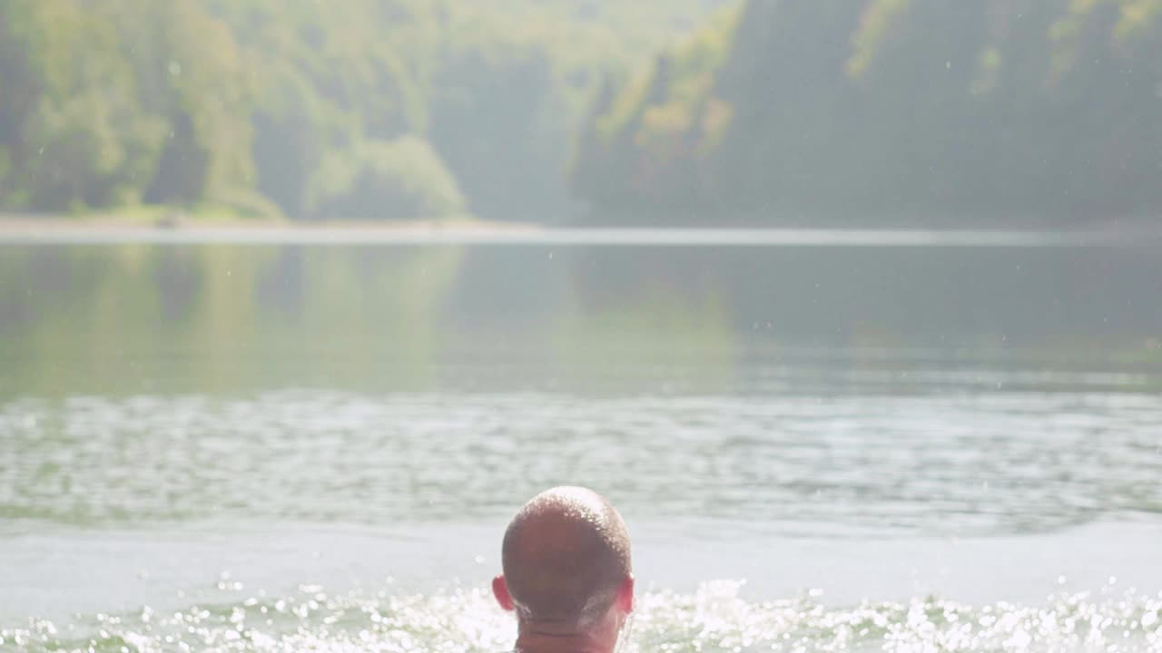 호수 에 어지는 사람