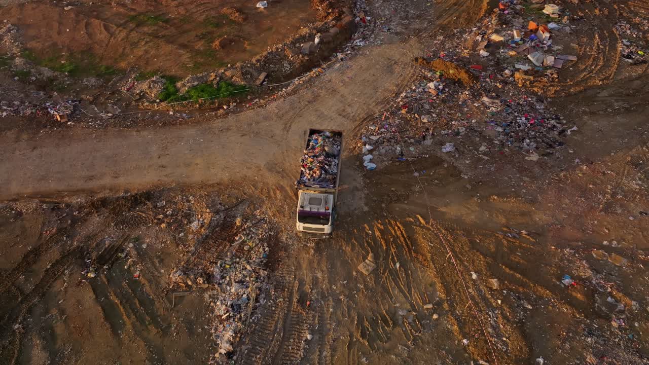 Scorcio aereo di una valle piena di rifiuti che inquina l'ambiente
