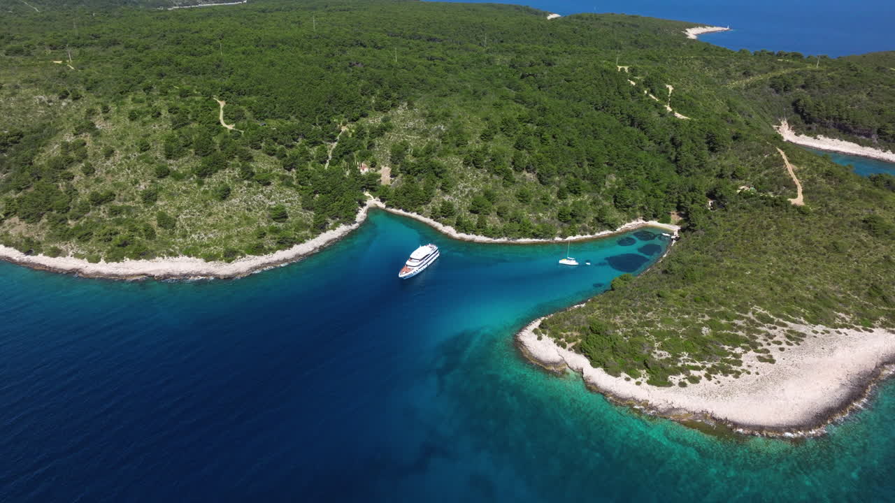 Luftfoto av luksusbåt som flyter i Pakleni-øyene, Kroatia.