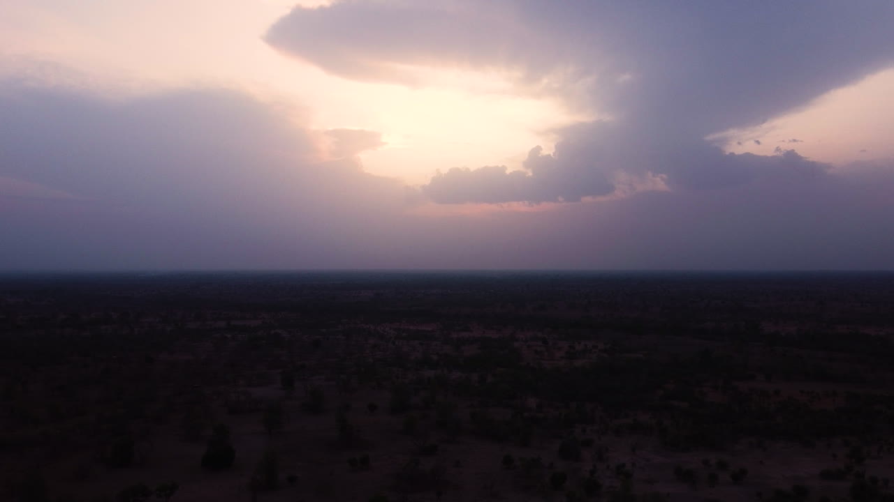 video del atardecer con un avión no tripulado en burkina faso, áfrica