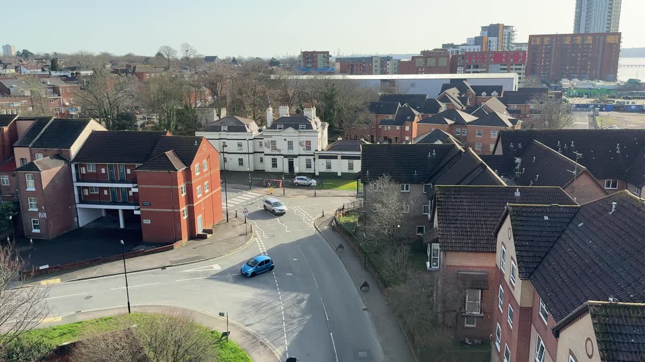 Luftfoto over et boligområde i Southampton og en buet vej.