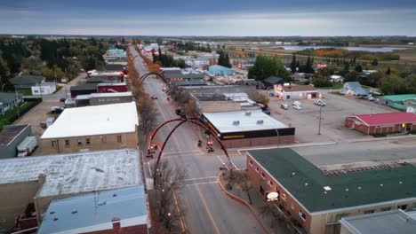 una toma de ángulo de órbita de un avión no tripulado del paisaje del norte de canadá una pequeña ciudad rural de esquí pueblo de pescadores arcos de la calle principal en la comunidad de asessippi en binscarth russell manitoba canadá