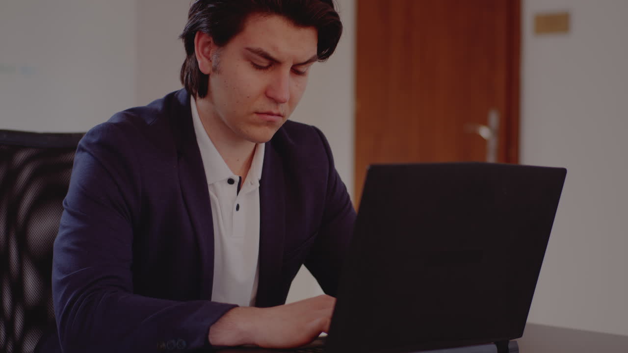 사무실에서 노트북에서 일하는 남자