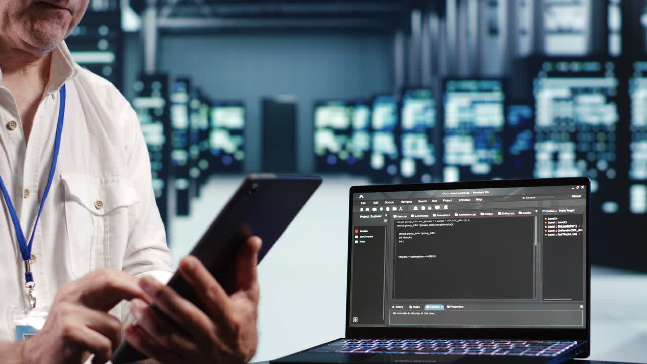 técnico ejecutando código en el centro de datos