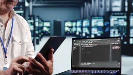 Técnico-Ejecutando-Código-En-El-Centro-De-Datos