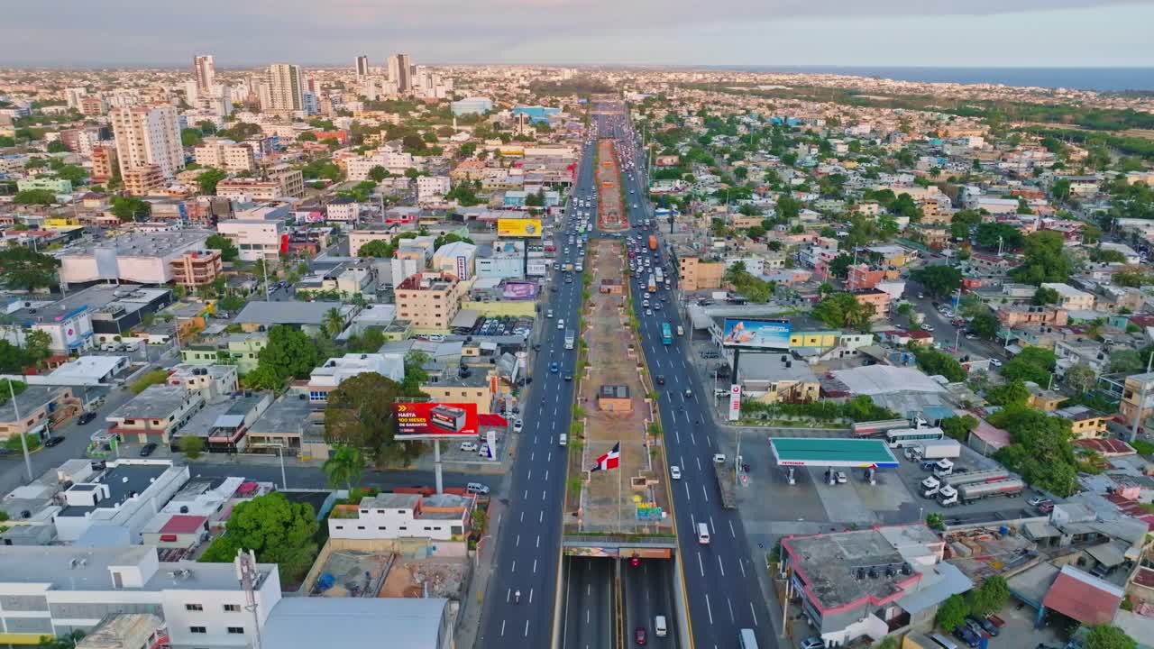 drone volando sobre el túnel a lo largo de la avenida las américas en la zona este de santo domingo al atardecer, república dominicana