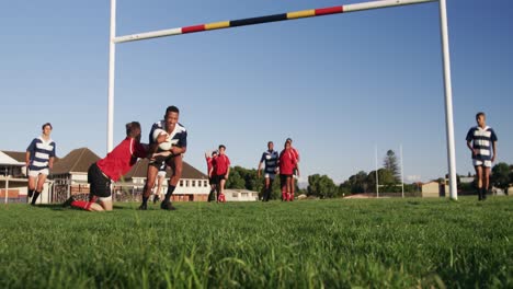 Rugbyspieler-Spielen-Auf-Dem-Spielfeld