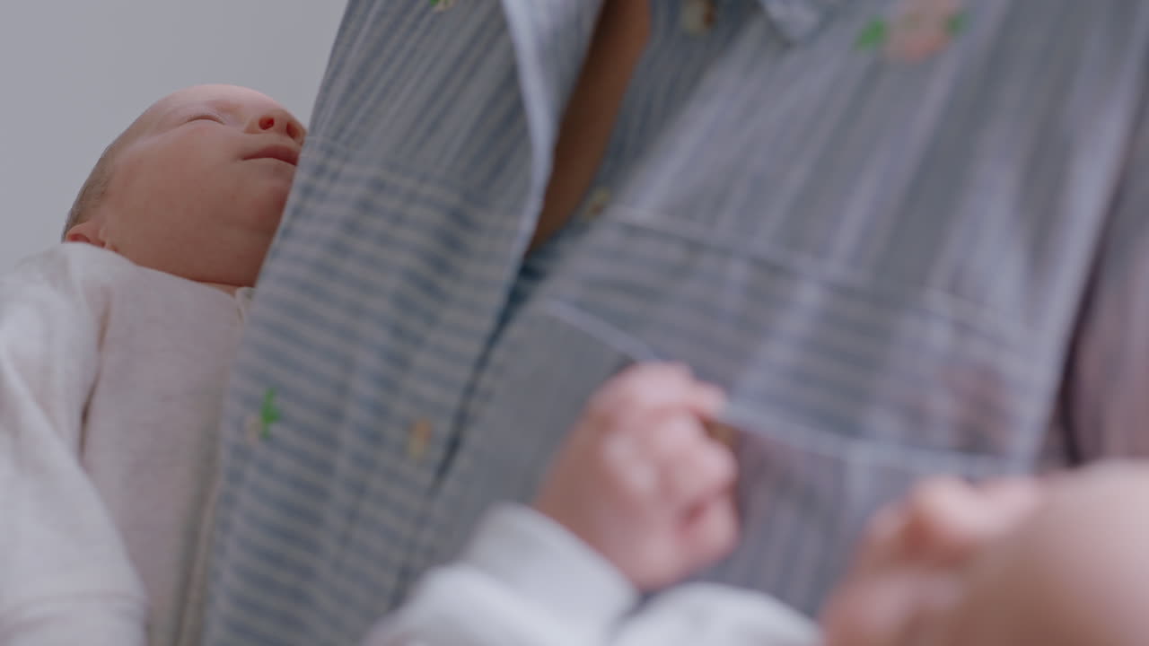 엄마는 잠자는 아기를 안고 피곤한 신생아는 엄마와 함께 휴식을 취하고 부드럽게 진정시키는 유아를 양육하는 아이들은 모성 생활을 즐긴다