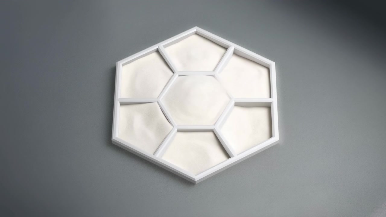 Sequência cronológica mostrando o processo de despejar líquido branco viscoso na célula central de um molde plástico branco hexagonal multicompartimentado, colocado perto do centro.