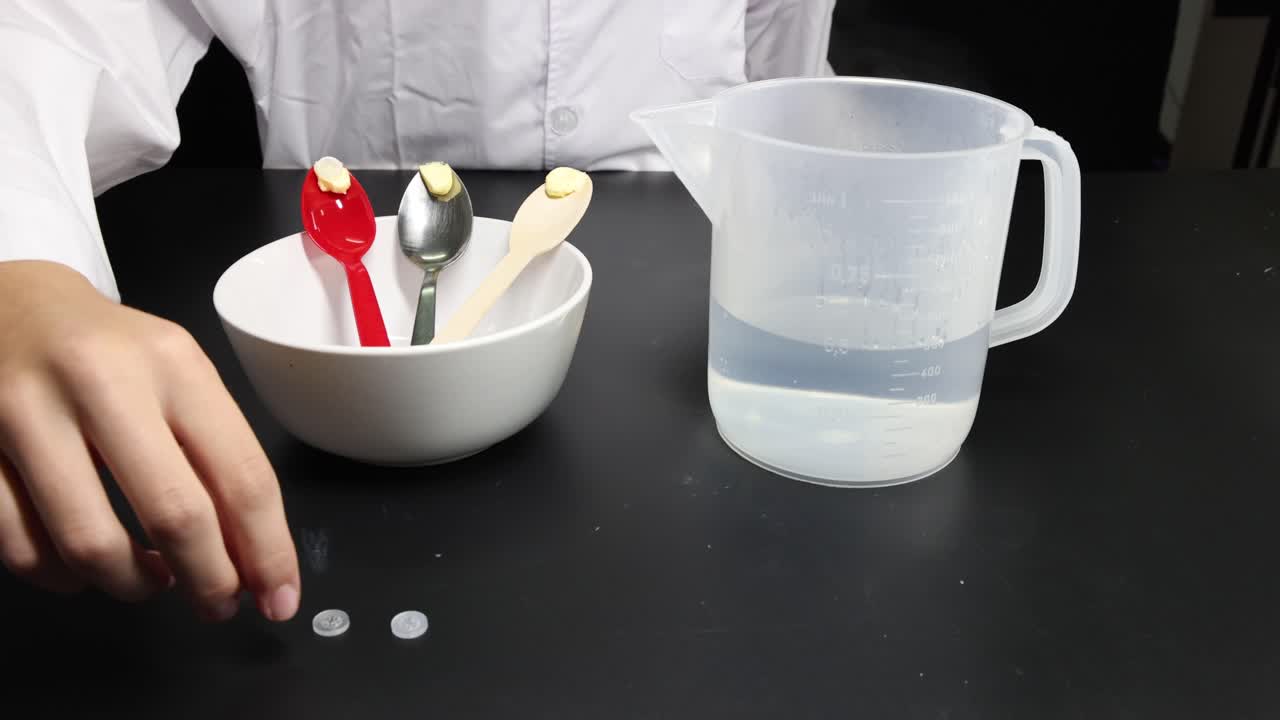 las cucharas cambian de color cuando se exponen al agua caliente