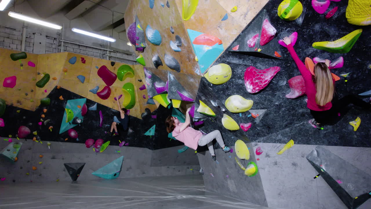 adolescentes haciendo bouldering en un gimnasio