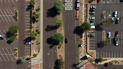 vista aérea sobre ruas tranquilas de ahwatukee, no ensolarado arizona, eua - de cima para baixo, filmado por drone