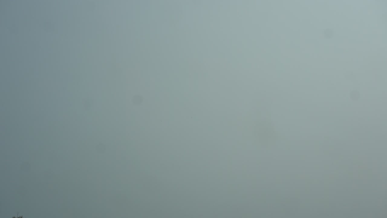 pequeño avión volando sobre la ciudad