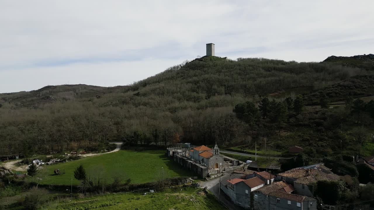 vista aérea de la iglesia y el castillo de san pedro da pena, xinzo de limia, galicia, españa