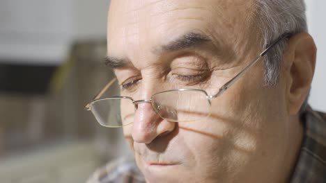 el viejo se conmovió, recordó los viejos tiempos.