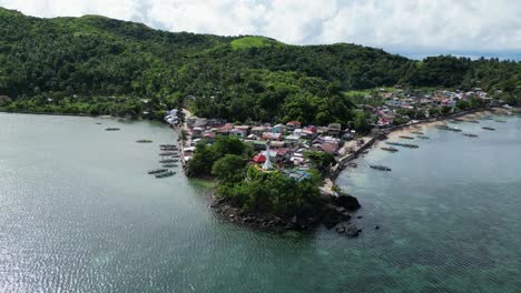 pequeño pueblo de pescadores remoto, isla de filipinas, establecimiento aéreo hacia atrás