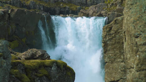 Luz-Soleada-En-La-Cascada-De-Fossardalur,-Este-De-Islandia