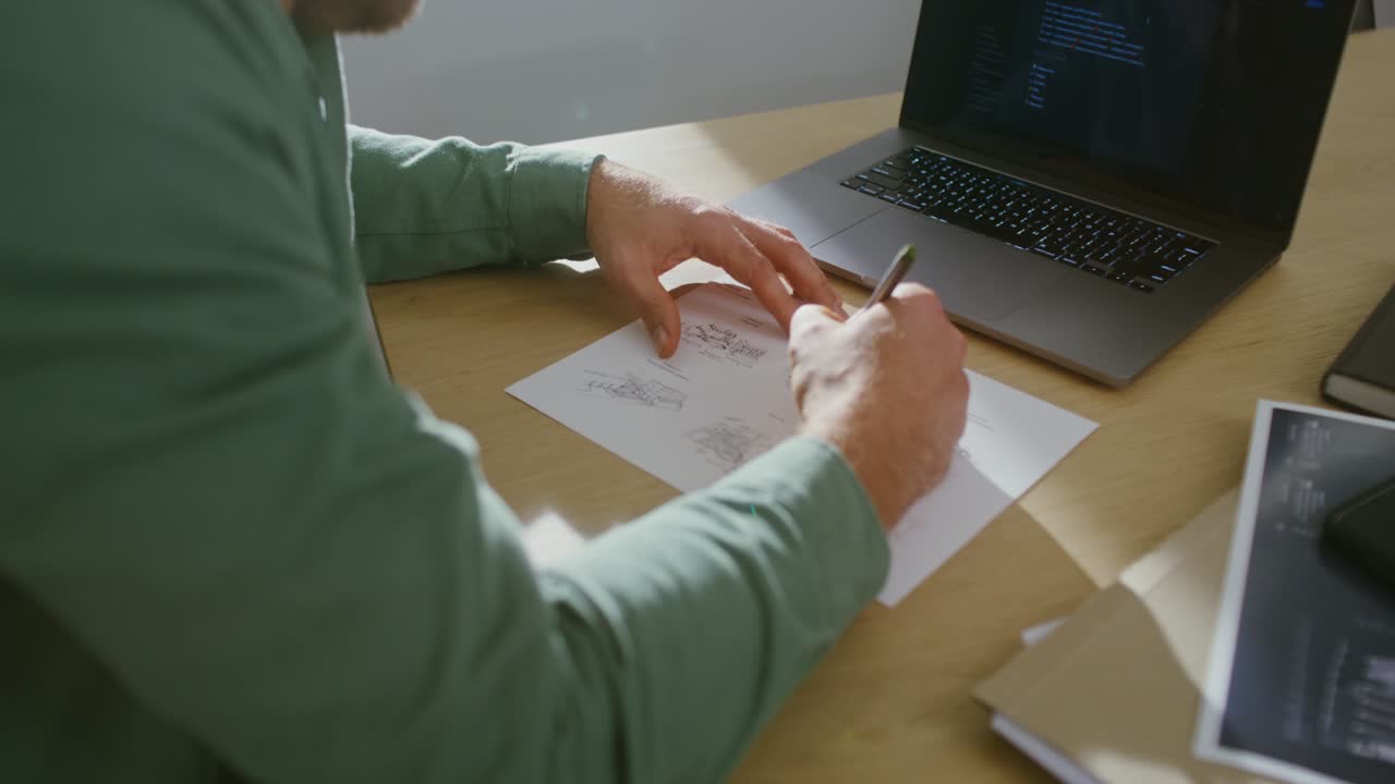 hombre dibujando ideas de diseño en su espacio de trabajo