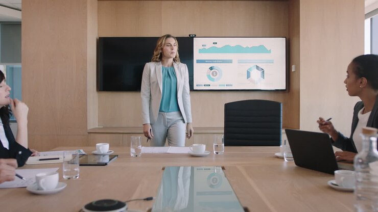 mujer de negocios presentando datos financieros en la pantalla de televisión líder del equipo compartiendo el proyecto con los accionistas informando a los colegas discutiendo ideas en la presentación de la sala de juntas de la oficina