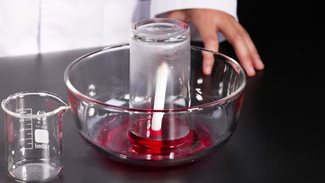 experimento de vela en un frasco de vidrio