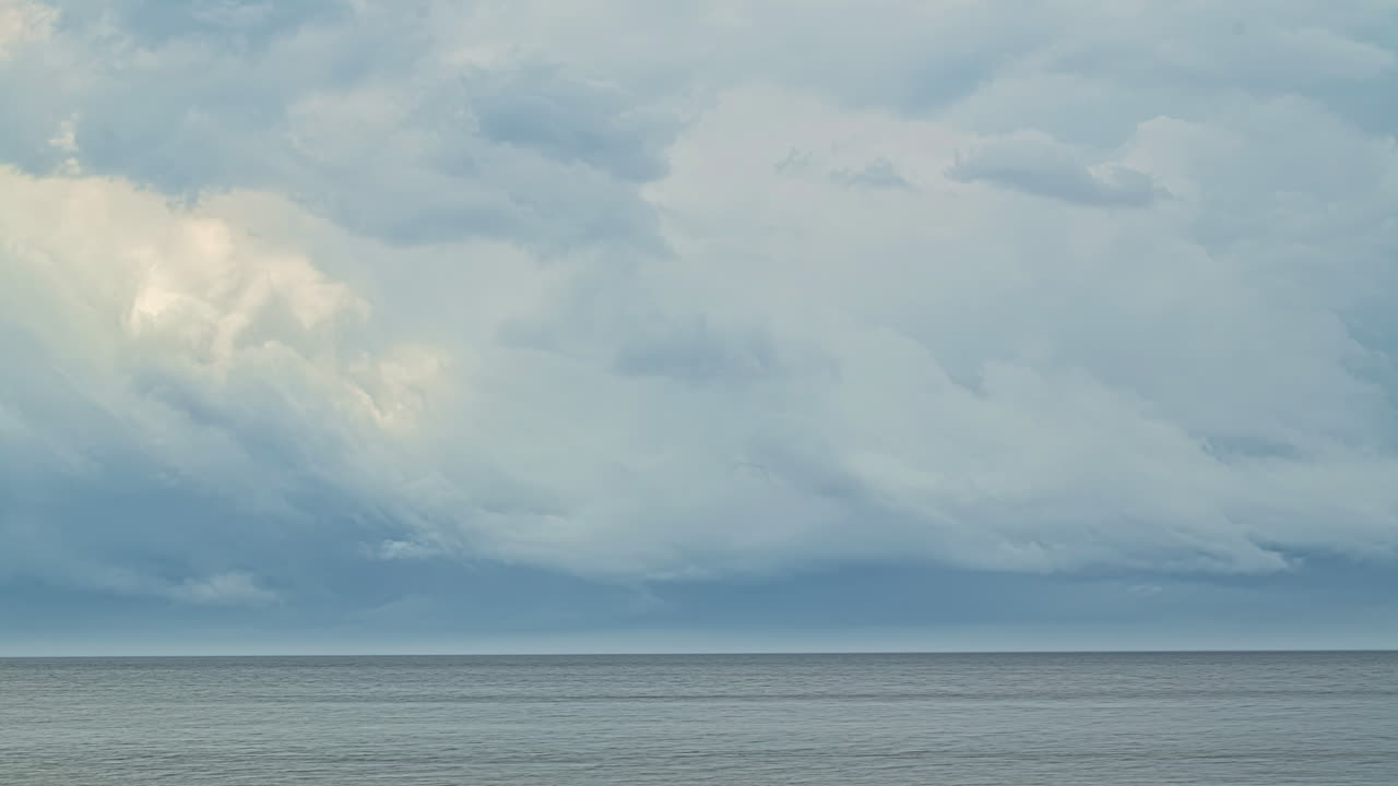 timelapse에 빠르게 움직이는 구름과 푸른 하늘의 샷