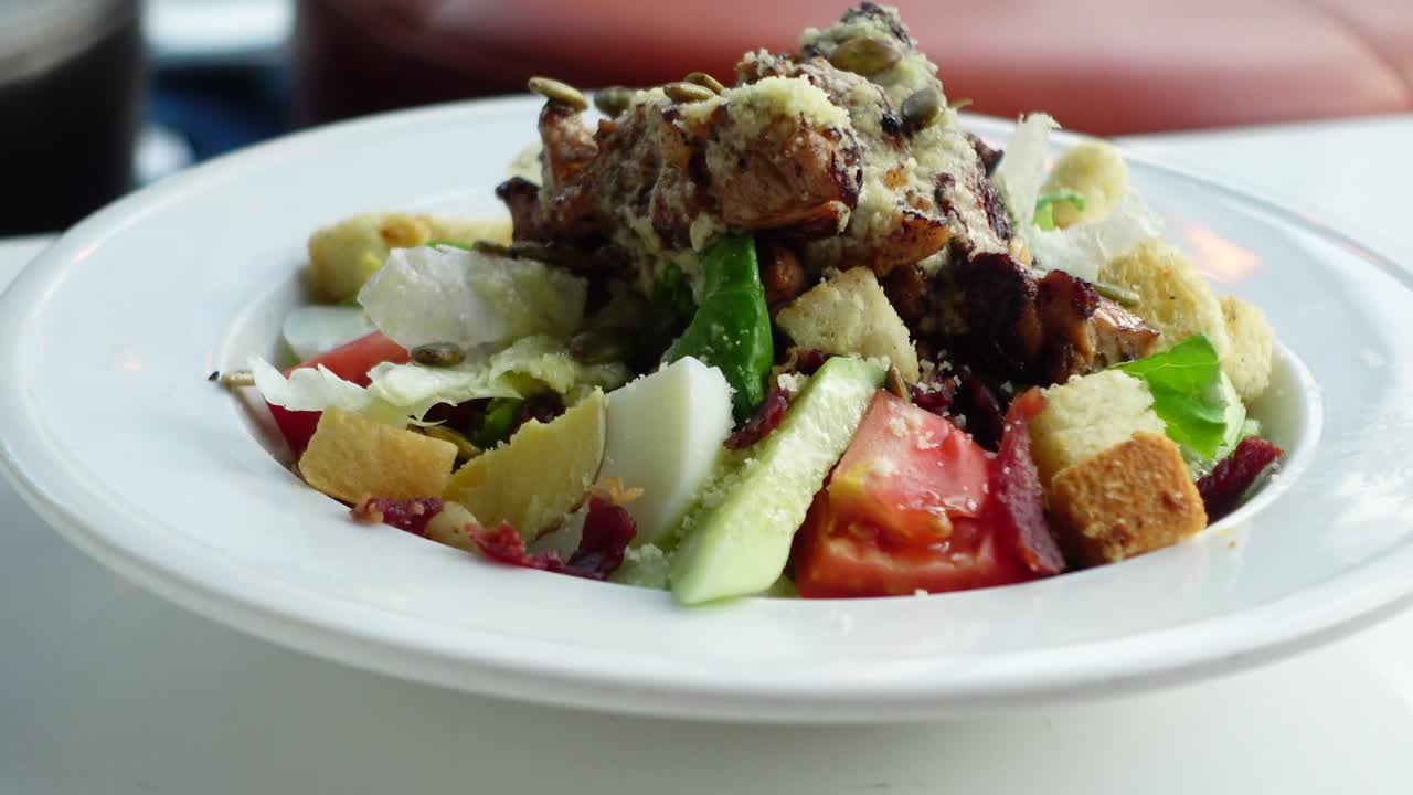 ensalada de pollo césar