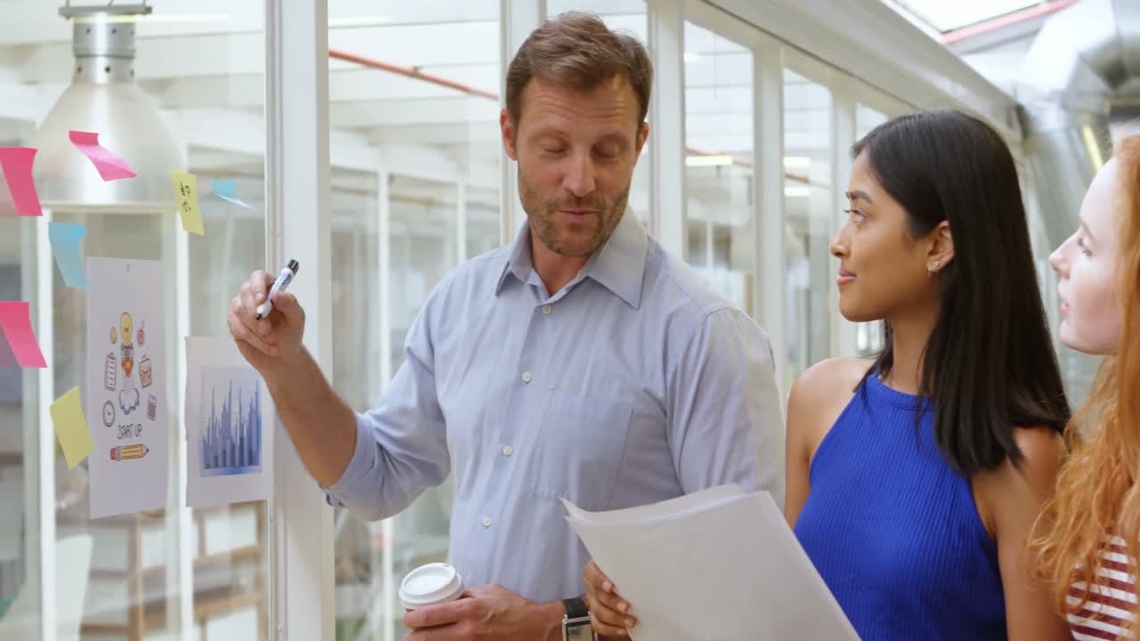 colegas de negocios discutiendo sobre notas adhesivas 4k