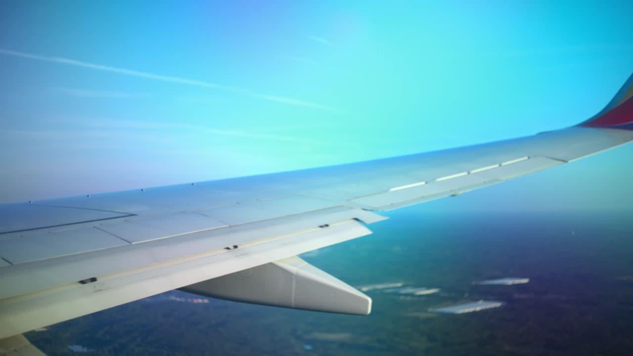 비행하면서 비행기 날개의 길이를 아래로 이동하고 기울입니다.