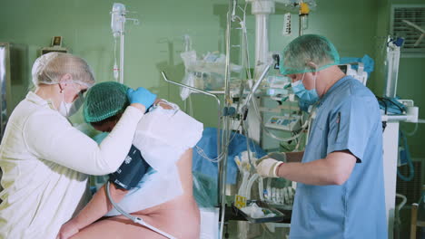 procedimiento médico en cuidados intensivos