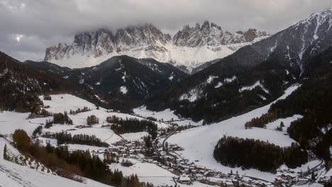 Postkarte-Erster-Schnee-Herbst-Winter-Frischer-Schneefall-Filmischer-Zeitraffer-Sonnenuntergang-Wolken-Val-Di-Funes-Dorf-Dolomiten-Norditalien-St.-Magdalena-Maddalena-Johannes-Kapelle-Kirche-Italien-Bozen-Bozen