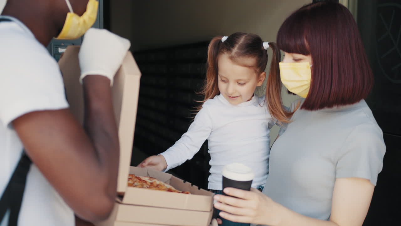 코로나19 팬데 기간 동안 피자 배달을 받는 가족