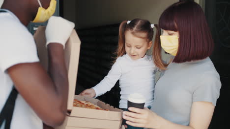 familia recibiendo entrega de pizza durante la pandemia de covid-19