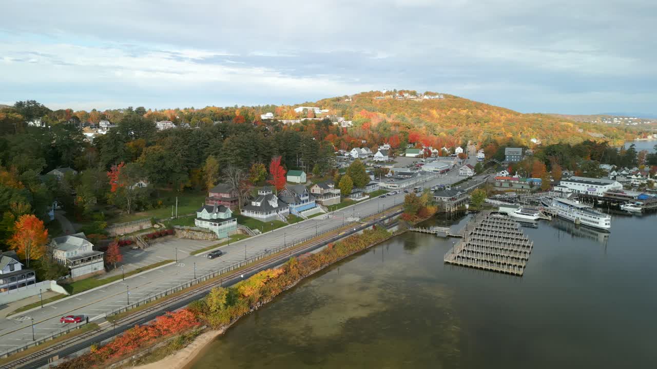vista aérea de drones de la playa de weirs en new hampshire a lo largo del lago winnipesaukee