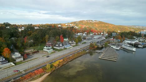 vista aérea de drones de la playa de weirs en new hampshire a lo largo del lago winnipesaukee