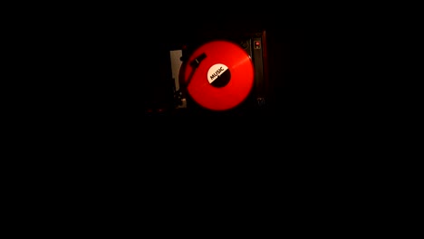 disco de vinilo en el pleer. toca una canción de un viejo tocadiscos.