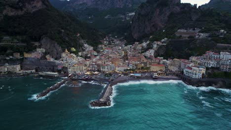 Vista-Estática-Aérea-De-Las-Olas-Del-Océano-Rompiendo-En-La-Playa-De-La-Costa-De-Amalfi-Al-Atardecer