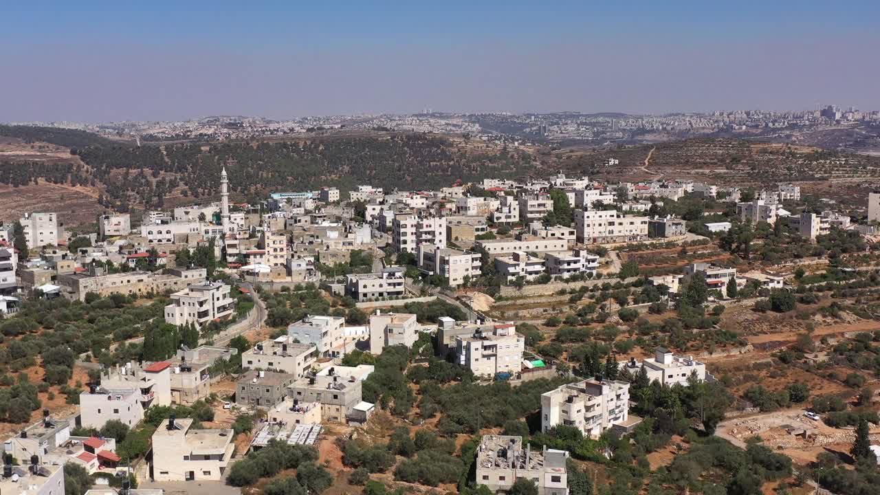 aldea palestina de beit surik con la ciudad de jerusalén en el fondo